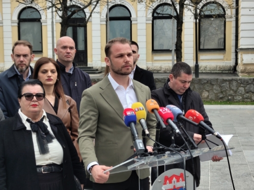 STANIVUKOVIĆ SE OBRATIO ISPRED MUZEJA SAVREMENE UMJETNOSTI: 'Odbranili smo srce Banjaluke, pravda je spora ali dostižna' (VIDEO)