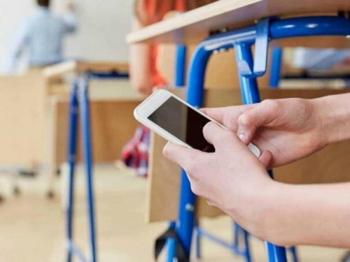 KAKO RIJEŠITI PROBLEM MOBITELA U ŠKOLAMA:  Vlada KS usvojila stručne preporuke