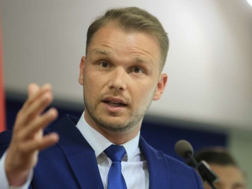 STANIVUKOVIĆ NE MOŽE DA DOĐE SEBI: 'U čijim rukama je Republika Srpska'