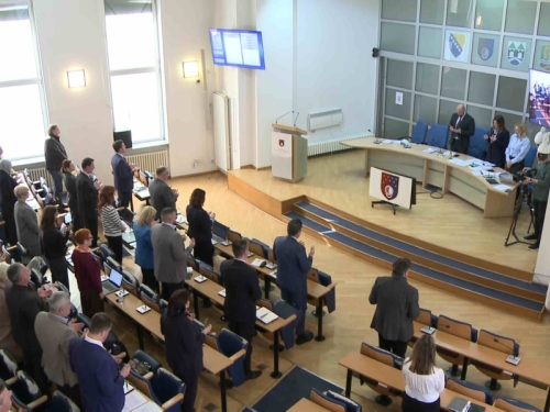 MINUTA ŠUTNJE IZMEĐU DVIJE REPLIKE: Neuvjerljivo i bizarno odavanje počasti u Skupštini KS za poginulog mladića (VIDEO)