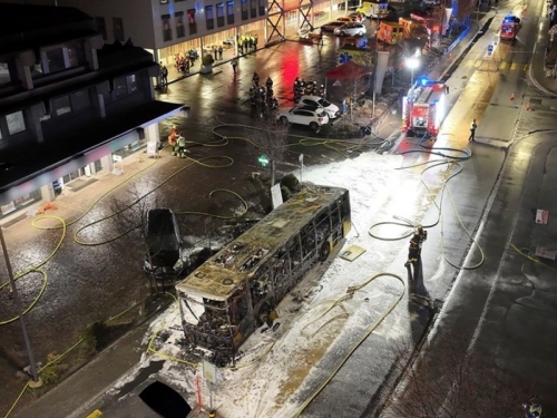 NAJMANJE ŠESTERO POGINULIH: U nekoliko trenutaka sve je bilo u plamenu, otkriveno ko se zapalio u autobusu u Švicarskoj (VIDEO)