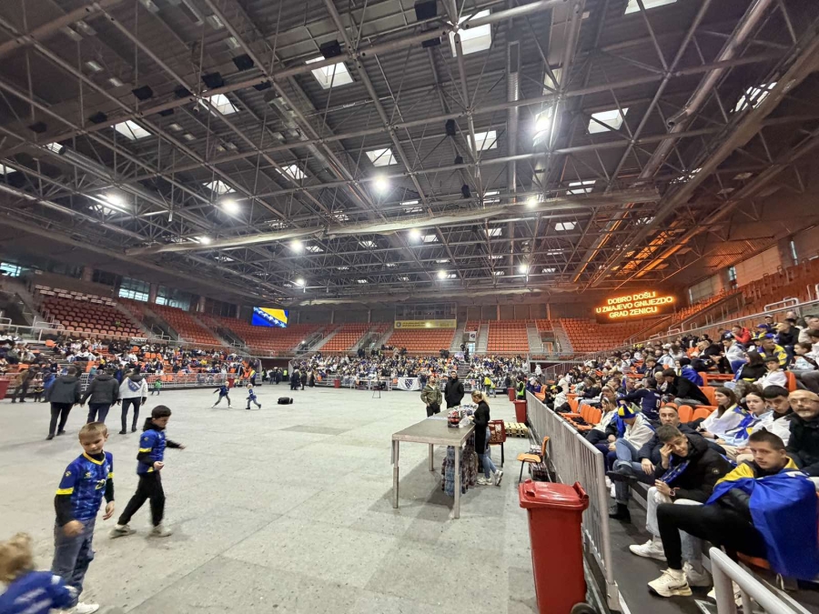 ARENA SE POLAKO PUNI: Fan zona u Zenici u znaku naših navijača pred meč odluke (FOTO)
