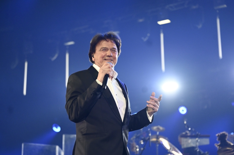 'SB' U ZETRI: Zdravko Čolić uz pratnju 60 muzičara i pjesmom 'Produži dalje' napravio spektakl u Sarajevu (FOTO)