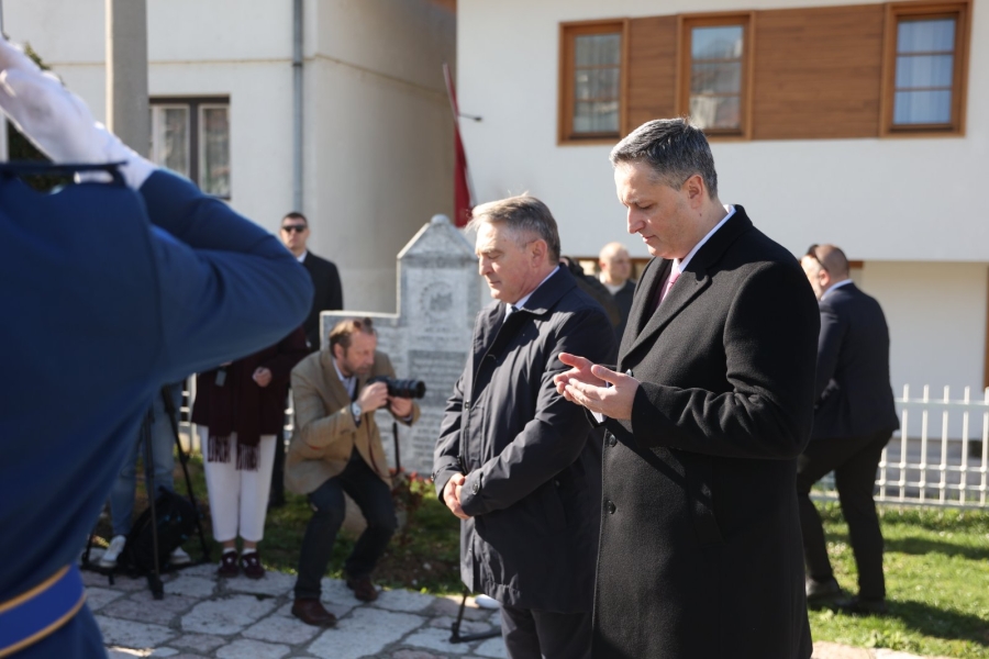 DAN GRADA SARAJEVA: Zvaničnici i brojni građani položili cvijeće kod Vječne vatre i na Šehidskom mezarju Kovači (FOTO)