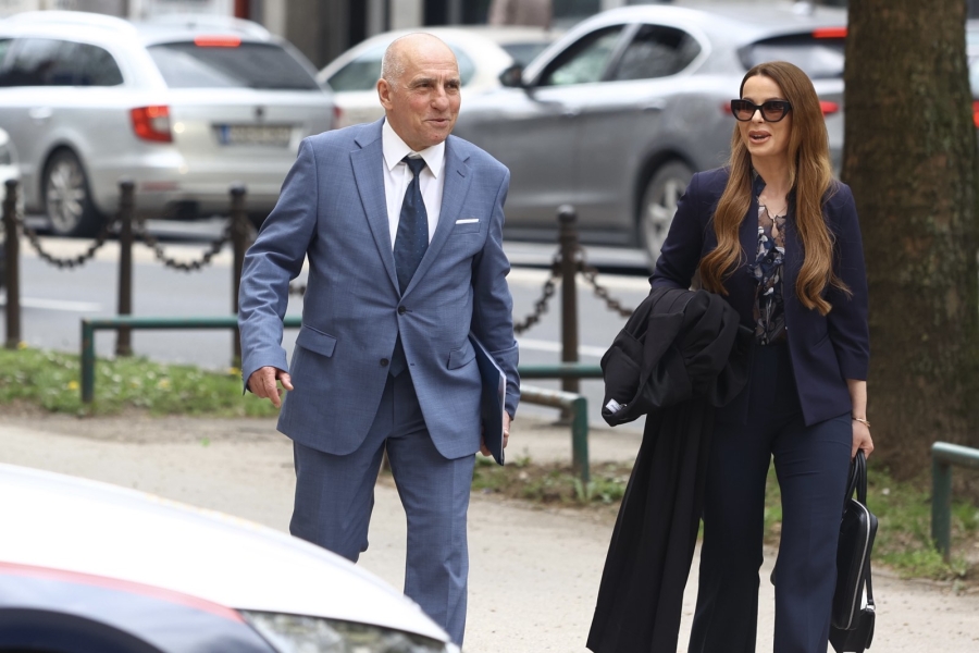 POČELO SUĐENJE ZA MILIONSKU AFERU NA UKC TUZLA: Husić i Tulumović stigli u zgradu POSKOK-a (FOTO)