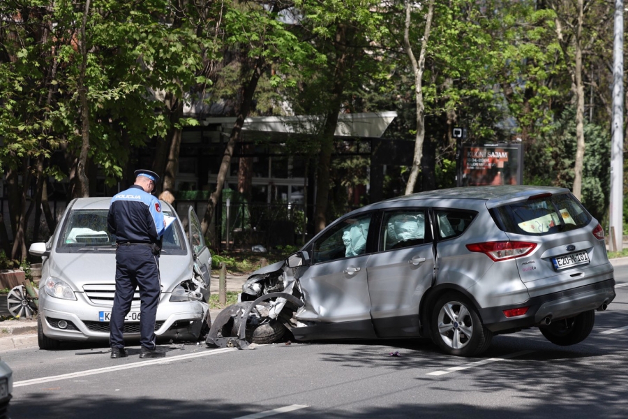 CRNO JUTRO U SARAJEVU: Stravičan sudar u centru grada, među povrijeđenima i beba... (FOTO)
