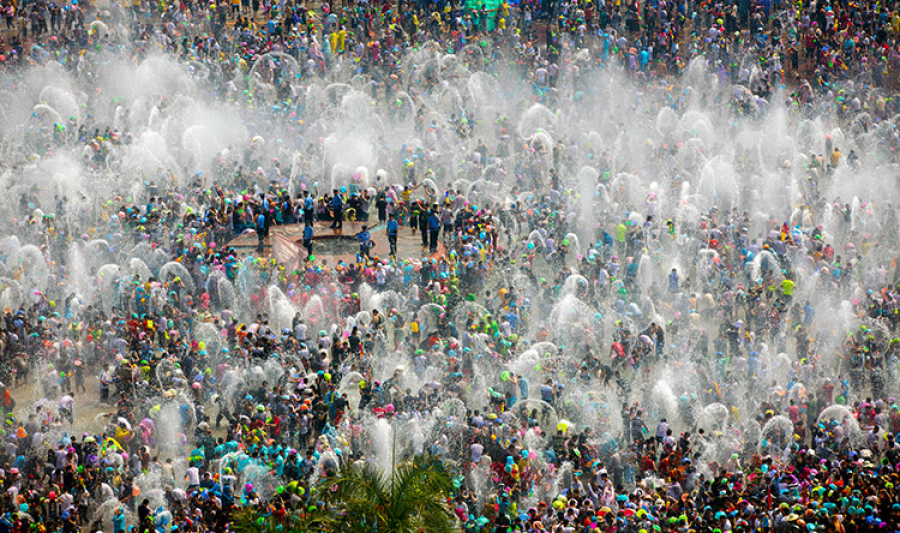 VODA KAO BLAGOSLOV: Zašto se hiljade ljudi u Xishuangbanni tri dana nesputano prskaju i polijevaju vodom?