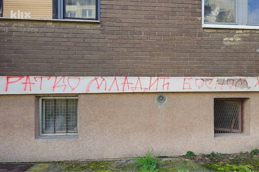 ŠIRENJE MRŽNJE NA DOBRINJI: Tokom noći na zgradi ispisani grafiti 'Ratko Mladić Bosnom harao'