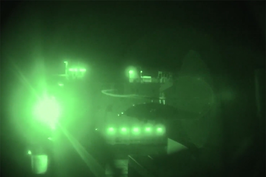 DRAMATIČNE SNIMKE S BLISKOG ISTOKA: Pogledajte kako američki marinci zauzimaju iranski brod...