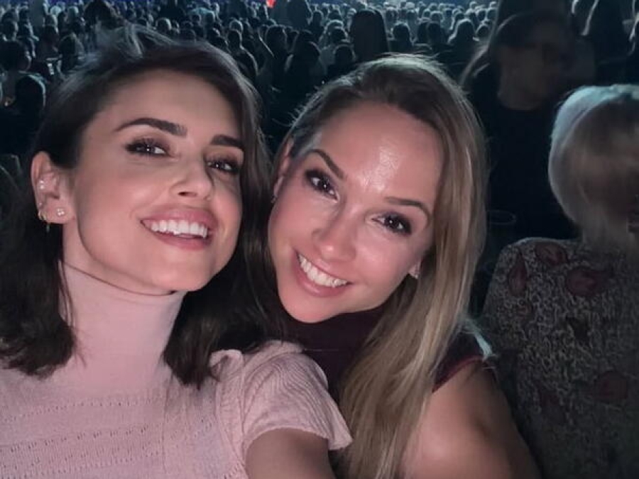 OBJAVILE FOTOGRAFIJU: Amra Džeko i Vesna Kolarov zajedno na koncertu Zdravka Čolića