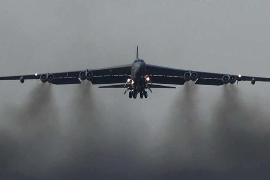 STRATEŠKI BOMBARDER B-52 POLETIO IZ BRITANIJE PREMA IRANU: Procjenjuje se da će stići do mete do isteka Trumpovog ultimatuma (VIDEO)