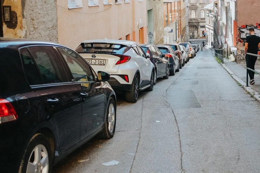 KVADRAT GARAŽE SKUPLJI OD KVADRATA STANA: Sarajevo na rubu kolapsa zbog nedostatka parkinga – cijene idu i do 150.000 KM