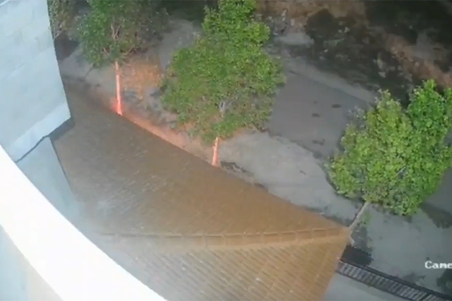 UŽASNI PRIZORI S LICA MJESTA: Izraelski doseljenici zapalili kuću palestinske obitelji i opkolili je kako bi ih spriječili u bijegu. Među ozlijeđenima i jednogodišnja beba...