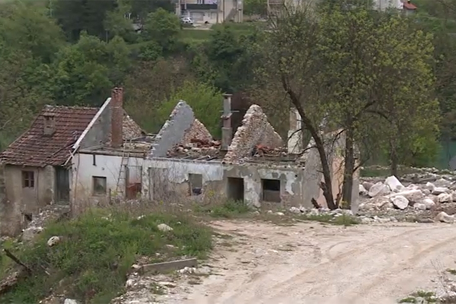 ČETRNAEST MJESECI NAKON TRAGEDIJE U DONJOJ JABLANICI: Četiri porodice još žive u kontejnerskom naselju, čekaju...