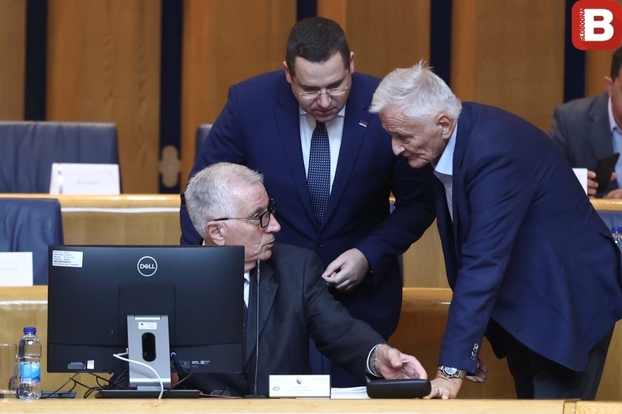 BURNO U SARAJEVU: Predsjedavajući Doma naroda Parlamentarne skupštine Bosne i Hercegovine Kemal Ademović sazvao hitnu sjednicu, predviđeno je...