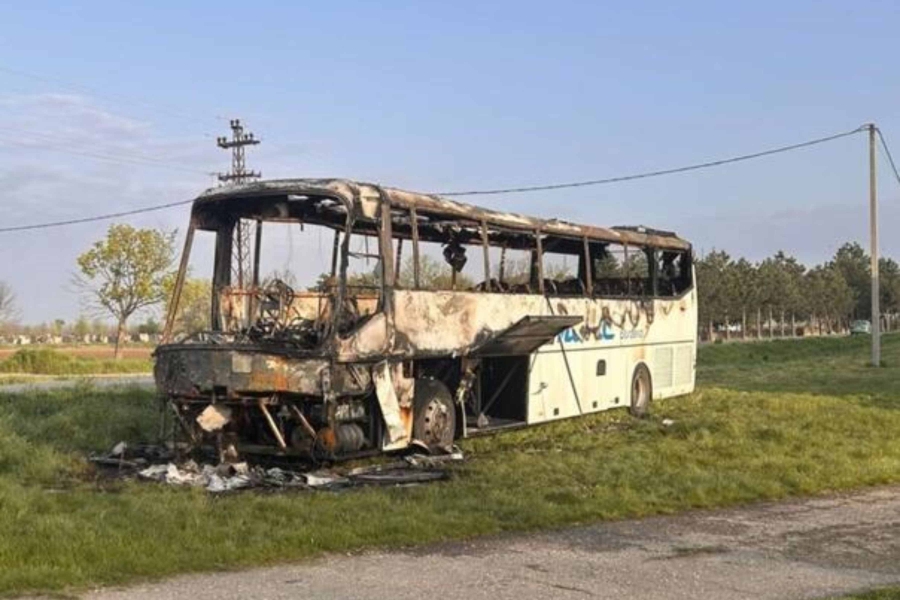 HAOS U SRBIJI: Zapaljen autobus firme koja prevozi studente na demonstracije protiv režima...
