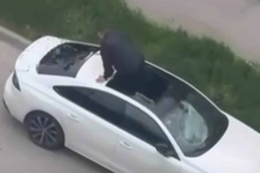 NEVJEROVATNE SCENE U TUZLI: Uništavao auto, pa propao kroz krov (VIDEO)