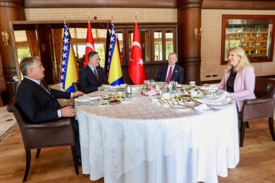 PRIJATELJSKA ATMOSFERA U ANKARI: Članovi Predsjedništva BiH na doručku s Erdoganom (VIDEO)