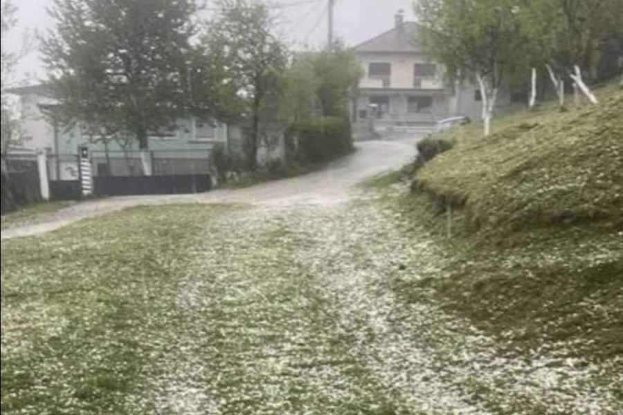 DIJELOVE BIH POGODILO RAZORNO NEVRIJEME: Uz vjetar padao i jak led, sve je zabijelio... (FOTO, VIDEO)