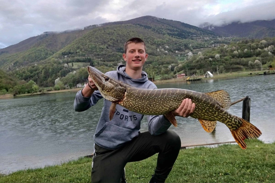 ČUDO U BOSNI I HERCEGOVINI: Mladi ribar izvukao štuku od skoro 7 kilograma (FOTO)