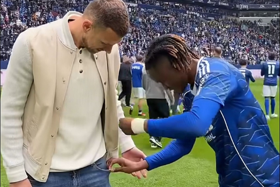 EDIN DŽEKO U CENTRU PAŽNJE: Pogledajte kako je izgledalo slavlje nakon važne pobjede Schalkea (VIDEO)