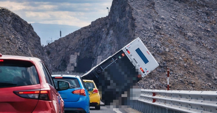 DRAMATIČAN PRIZOR IZ HRVATSKE: Vozač ignorisao upozorenje, bura prevrnula kamp-prikolicu (VIDEO)
