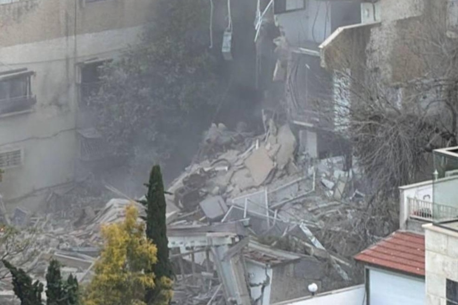 IZRAELSKI MEDIJI JAVLJAJU: Moguće je da ima ljudi pod ruševinama nakon što se zgrada srušila u Haifi usljed iranskog raketiranja (VIDEO)