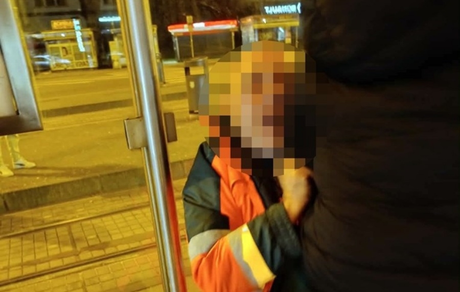 INCIDENT NA TRAMVAJSKOM STAJALIŠTU: Pijan vrijeđao ljude, zaštitarke ga pokušale smiriti, nasrnuo na jednu od njih