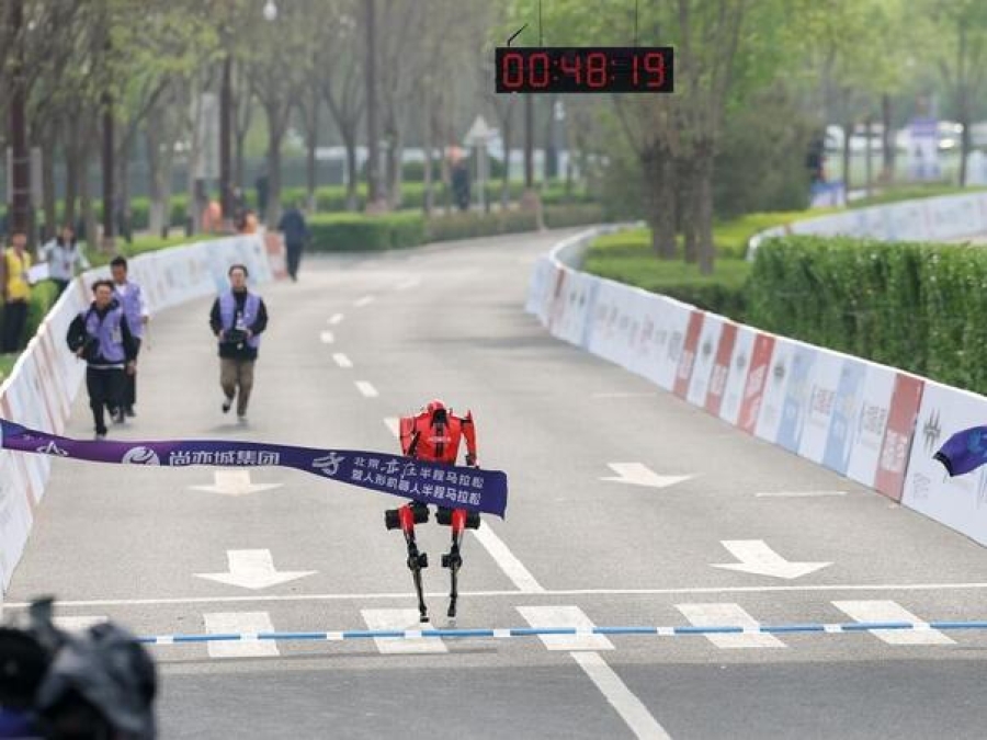 OPRAVDAO ULOGU FAVORITA: Humanoidni robot pobijedio na polumaratonu u Pekingu (VIDEO)