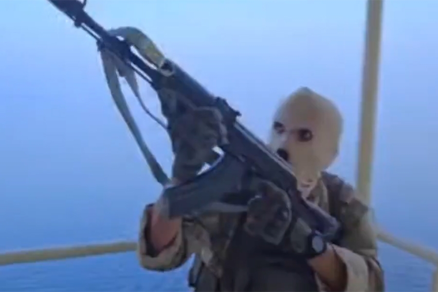 PROCURILA SNIMKA: Pogledajte kako su iranski specijalci zaplijenili dva broda u Hormuškom moreuzu, oglasila se Bijela kuća...