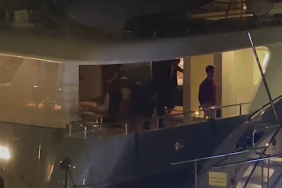 MELINU MUŽ MILIONER GAĐAO PEŠKIROM: Pojavio se šok snimak sa jahte nakon glamuroznog slavlja (VIDEO)