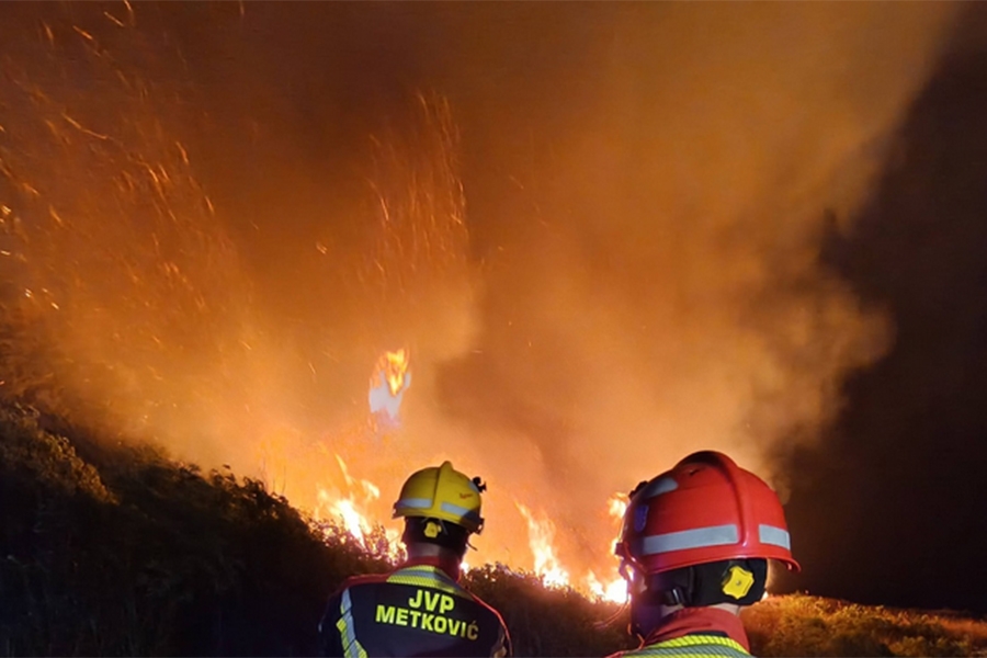 DRAMATIČNI PRIZORI IZ DOLINE NERETVE: Vatrogasci se borili s požarom cijelu noć, šteta je ogromna...
