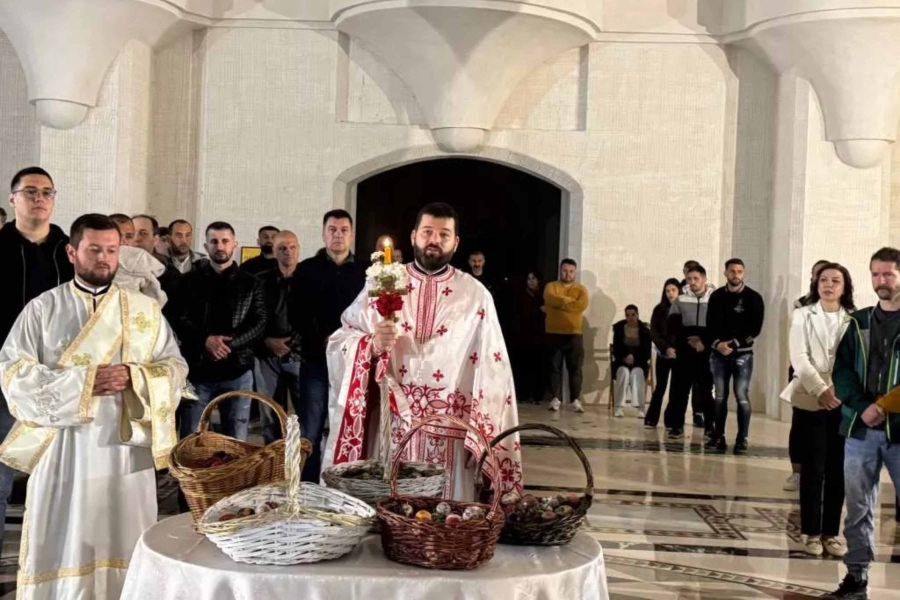 RADOST NA LICIMA VJERNIKA: Veliki broj vjernika proslavio Vaskrs u mostarskoj Sabornoj crkvi