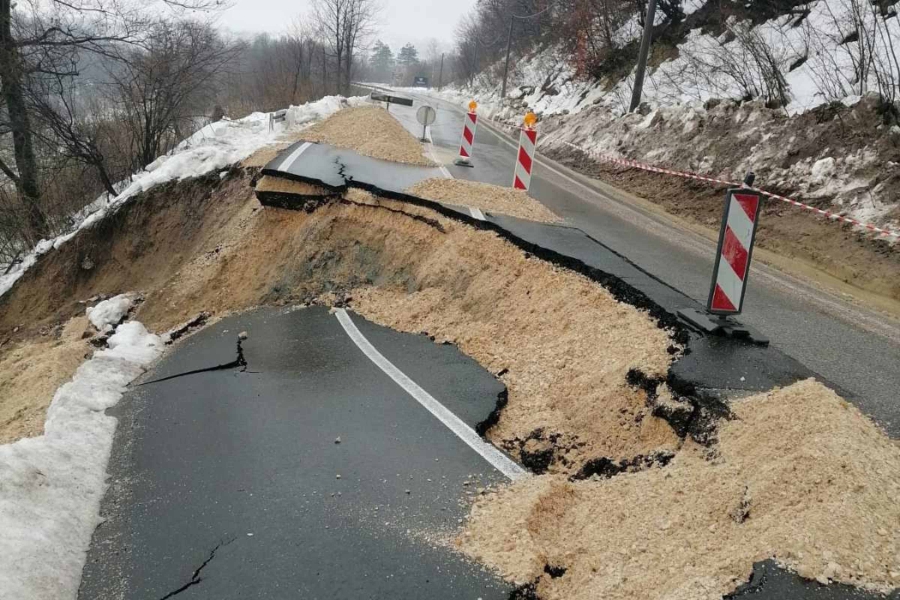 ALARMANTNO STANJE U TUZLANSKOM KANTONU: Poplave i klizišta uzimaju danak, uništeni putevi, potopljeno poljoprivredno zemljište i porodični objekti... (FOTO, VIDEO)