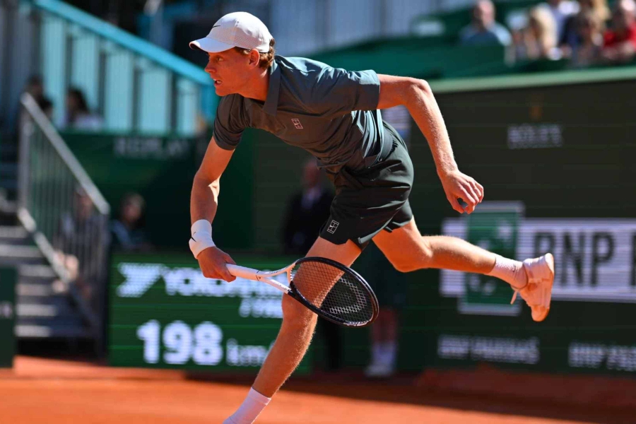 OSTAO JE U SJENI PRELIJEPE BOSANKE: Sinner prošao dalje, a svi su gledali i njegovu djevojku u prvim redovima (FOTO)