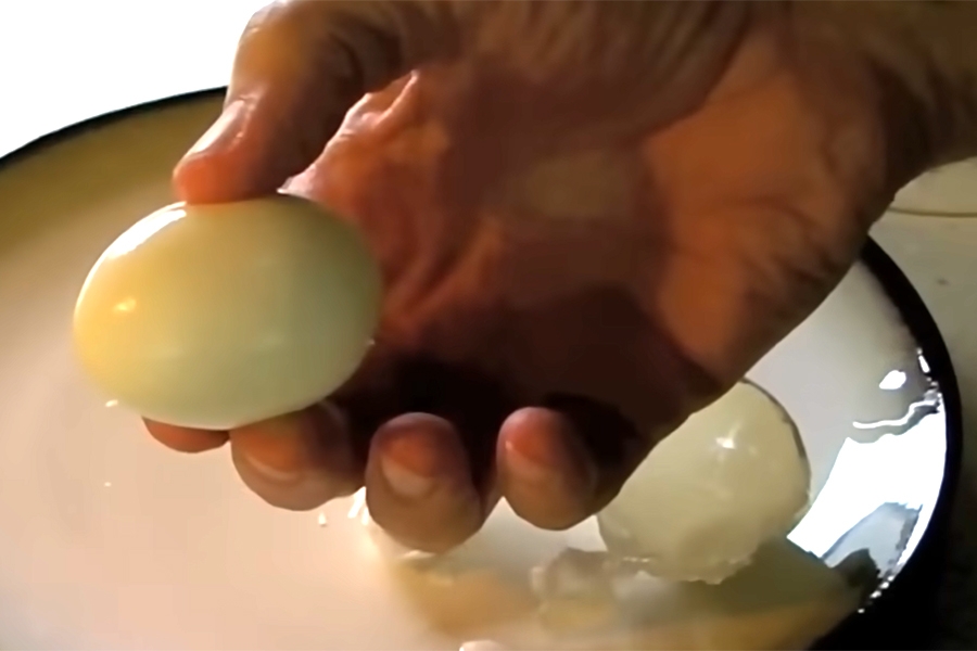 TRIK JE VRLO JEDNOSTAVAN: Kako za tren oka oguliti kuhano jaje...