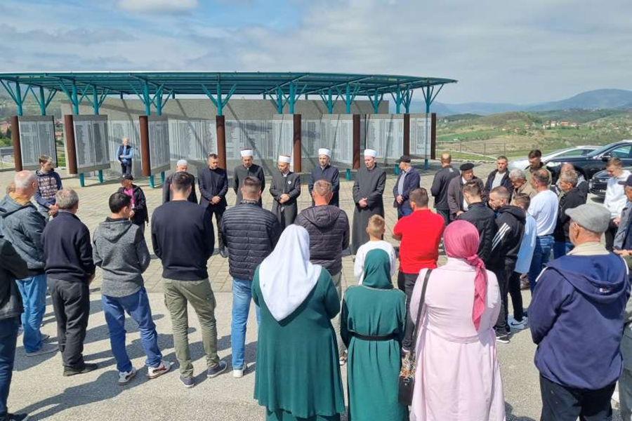 KONAČAN SMIRAJ ZA ŠEST ŽRTAVA: Kolektivna dženaza za nestale 1995. godine...