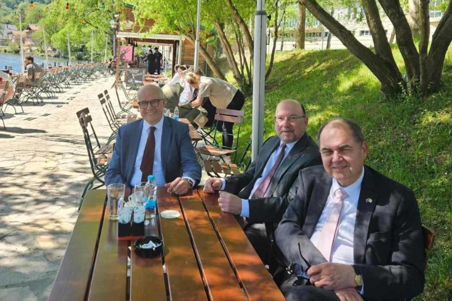 NIGDJE K'O U BOSNI: Christian Schmidt uživao pored Vrbasa