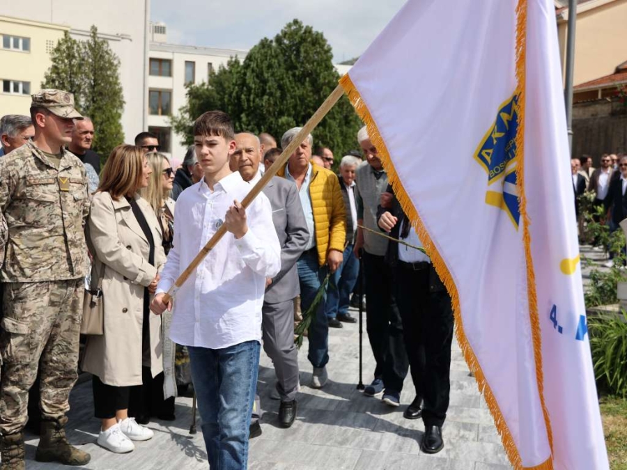 SVEČANO OBILJEŽAVANJE DANA ARMIJE RBiH U MOSTARU: Mlade generacije nose zastave, veterani čuvaju sjećanje (FOTO)