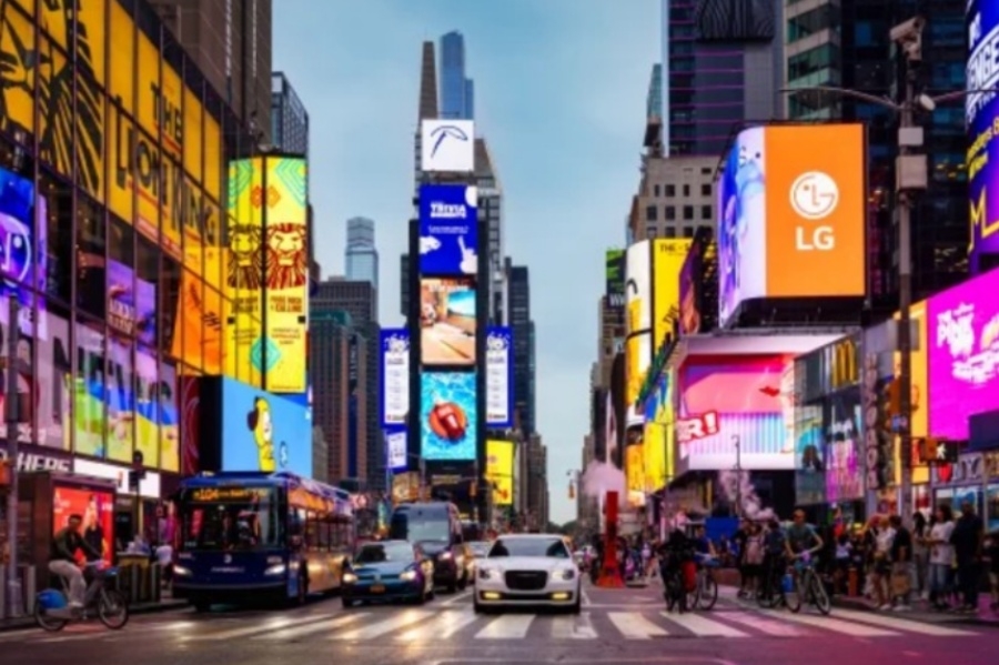 KAKVI SU TO RODITELJI: Beba sama u kolicima na Times Squareu, policija moli za pomoć