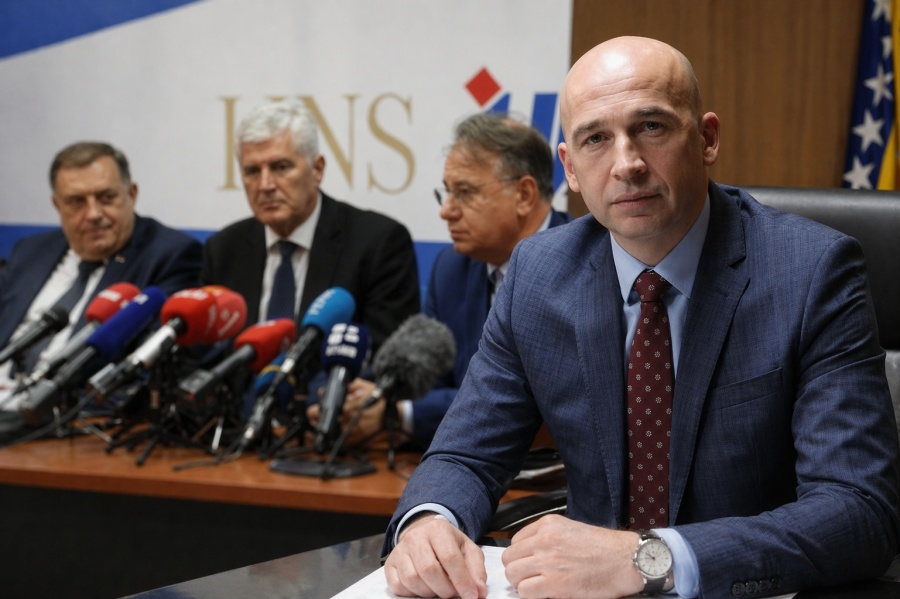 'SB' INTERVJU / PREMIJER ZDK NEZIR PIVIĆ: 'Trojka nema ni snage ni kapaciteta da se nosi sa Dodikom i Čovićem, puno manja šteta za državu bi bilo da...'