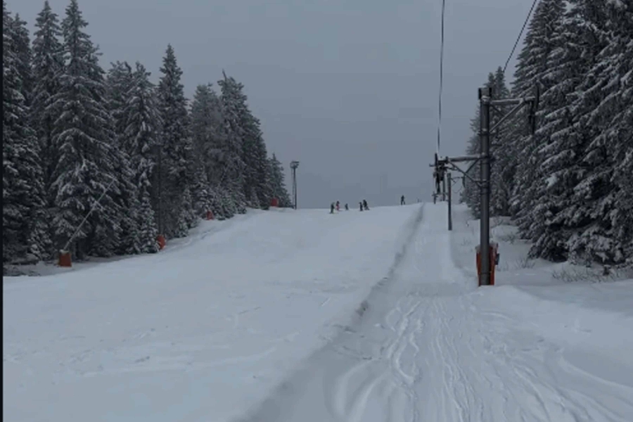 SNIJEG U SRBIJI PADA KAO USRED JANUARA: Formiran ogroman snježni pokrivač... (VIDEO)