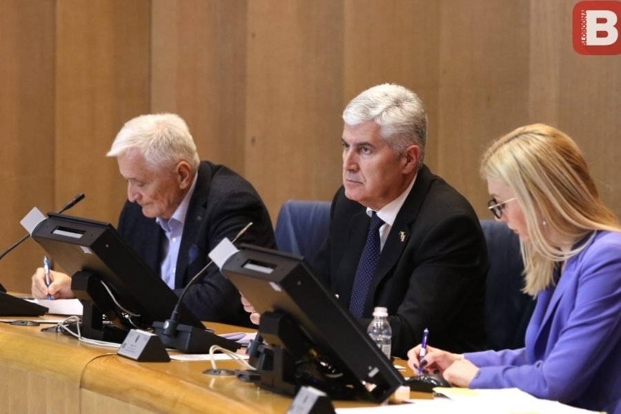 KO JE PORTIR, A KO DELEGAT: Želimir Nešković 'zamolio' Čovića da pusti Srbe na sjednicu