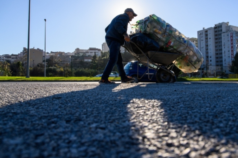 TEŠKA FINANSIJSKA SITUACIJA: Otac dvoje djece osmislio metodu kako zaraditi hiljade eura na plastičnim bocama, na kraju su ga kaznili