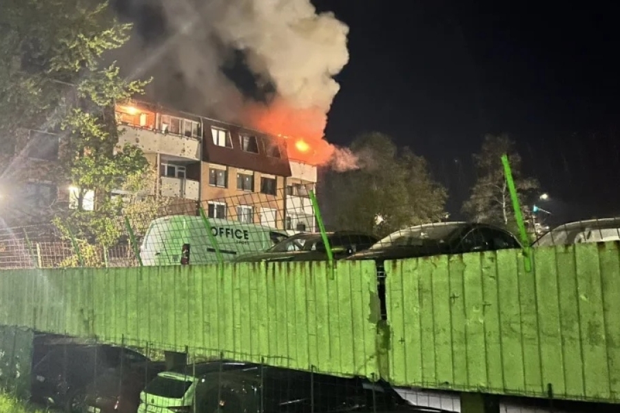 DRAMA NA DOBRINJI: Buknuo požar u potkrovlju stambene zgrade, vatrogasne ekipe u borbi sa vatrenom stihijom