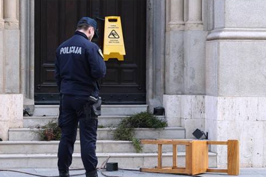 SKANDAL U CENTRU ZAGREBA: Na ogradu pravoslavne crkve nabacali stolce, razbili stakla na ulaznim vratima, vješali...