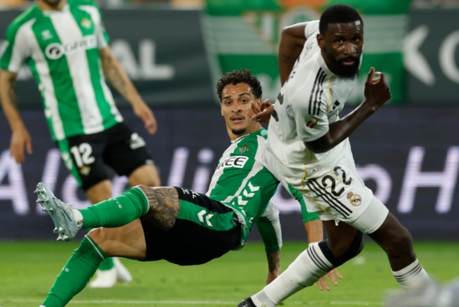 HLADAN TUŠ ZA REAL MADRID: Betis osvojio bod u sudačkoj nadoknadi, Barcelona na korak od titule...