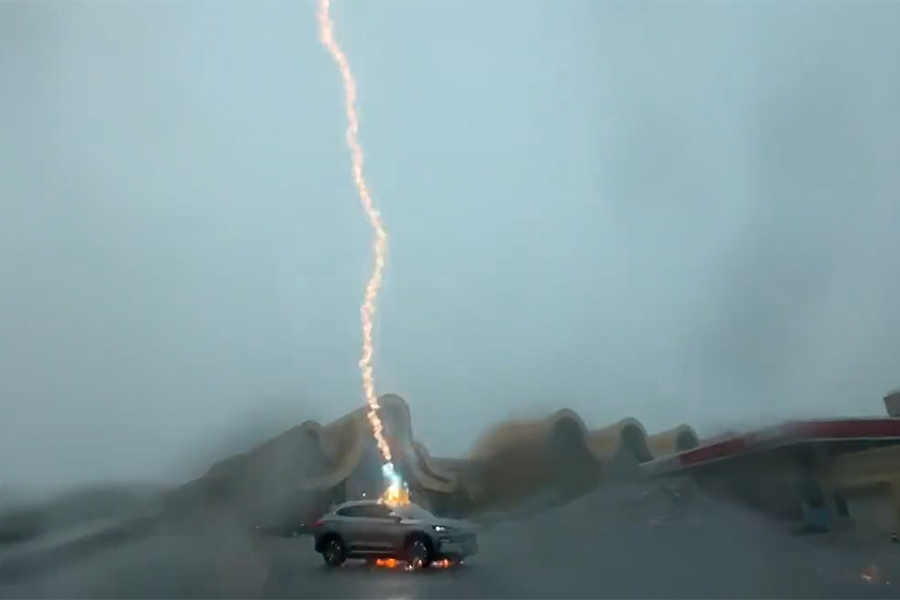 SEKUNDE DO KATASTROFE: Kineski električni automobil tri puta je pogodio grom, pogledajte kako je sve završilo...