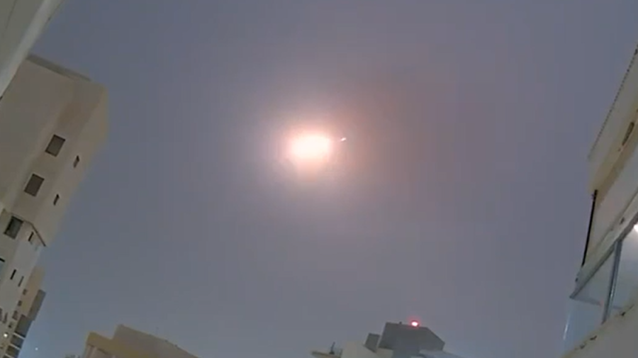 IZRAEL POD OPSADOM: Iranski balistički napad pretvorio noć u dan (VIDEO)