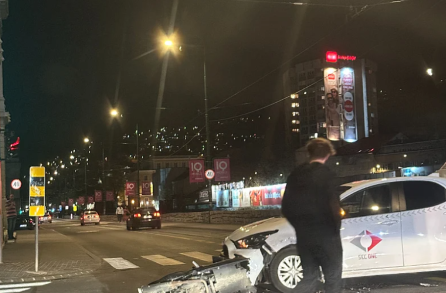 NESREĆA U CENTRU SARAJEVA: Otežan saobraćaj na Obali Kulina bana